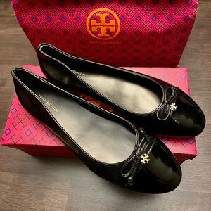 NEW Tory Burch Black Leather Loafers with Gold Logo Size 7.5
